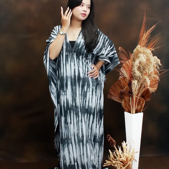 0123/ Black and White Long Kaftan - Picture 5 of 11